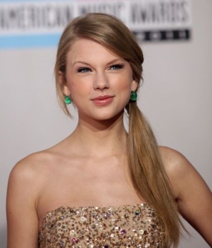 Taylor-Swift-Long-Blonde-Low-Side-Ponytail-For-Homecoming-Dance-With-Side-Swept-Bangs.jpg