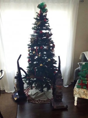 Christmas_tree_protected_by_vacuums_attb_bored_panda.jpg
